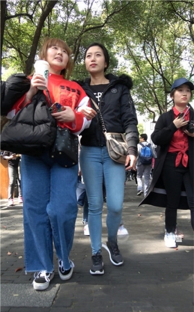 黑衣蓝牛妹子
