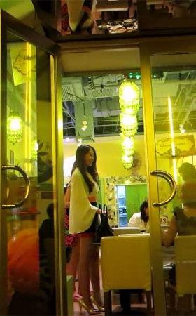 和男友一起看电影的白色紧身裙美女