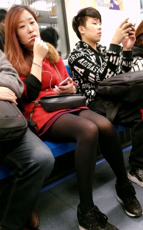 地铁拍摄黑色丝袜性感美腿红发少妇