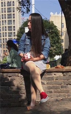 包臀裙肉丝袜清纯美女树下休息