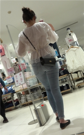 买裤子的牛仔裤美女