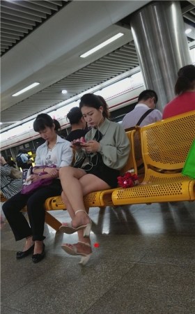听歌的裸腿小姐姐