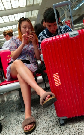 高铁站候车室气质长腿美女