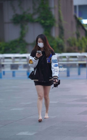 美女直接提着高跟鞋，赤脚走~ [18P]