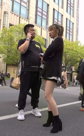美女小姐姐穿上丝袜的美腿完全看不出