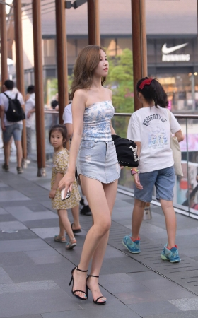 性感裹胸短裙美腿小姐姐 [15P]