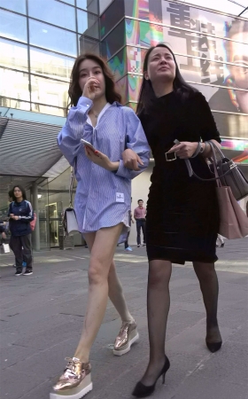 性感裸腿宽松衬衫露肩美女
