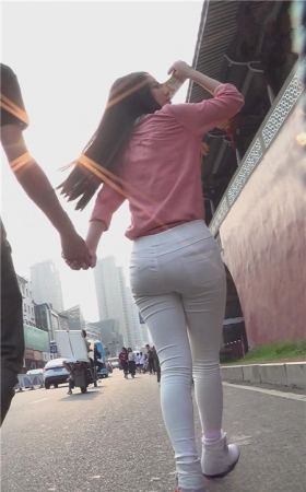 粉衣白裤紧身美女