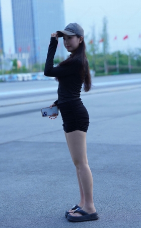 黑色超短裙小姐姐 [20P]