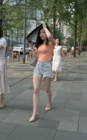 丰满热裤高跟鞋美女