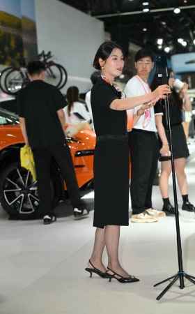车展上直播卖车的黑色丝售出主播 [18P]