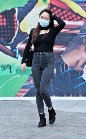 热情大方牛仔裤美女