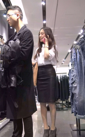 白衬衫黑色紧身裙美女买衣服