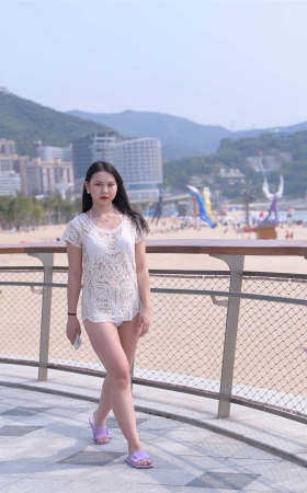 视觉冲击模拍摄影作品 海边丰腴的白色比基尼美女