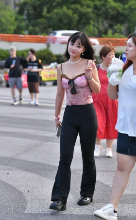 微胖紧身黑裤美眉 [21P]