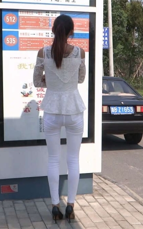 公交车站等车的极品裸足美女