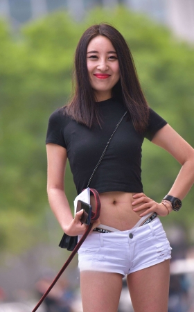 路边遛狗的长腿美女 [28P]