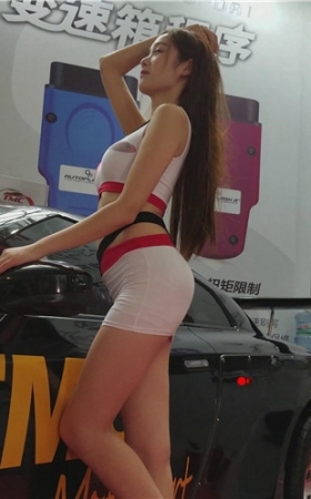 漂亮的长发车模美女
