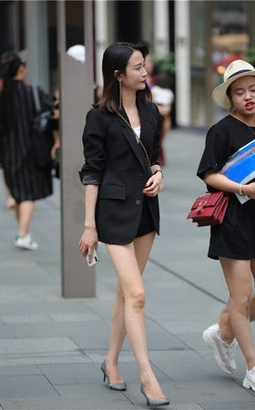 玩手机的小姐姐(18P)