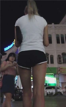 马尾辫运动热裤美女  [650 MB]