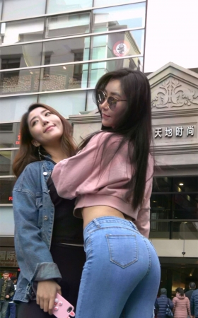 超性感翘臀紧身牛仔美女姐姐