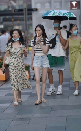抓拍喝奶茶的热裤小姐姐 [21P]