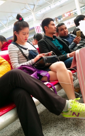 高铁站拍摄肉色丝袜包臀裙漂亮美女
