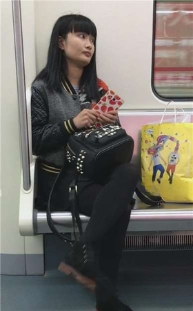 地铁上偶遇一黑丝打底裤小美女