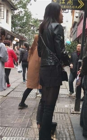 街拍黑丝袜美腿长筒靴美少妇