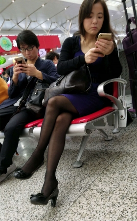 高铁站等车的紫色连衣裙裙黑色丝袜黑高美少妇