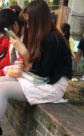 坐在花坛休息的极品美腿丝袜美女
