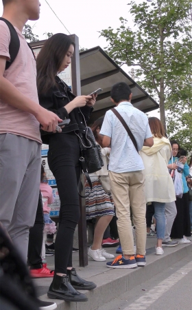紧身黑裤牛仔外套高挑美女美腿