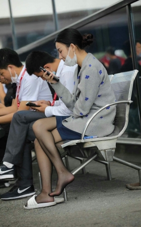 后台礼仪小姐姐黑丝美足凉拖在休息 10P
