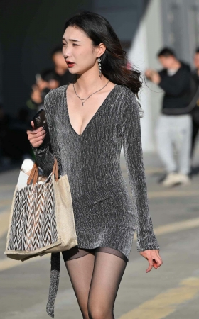 25228-35=74√黑丝拖鞋，美腿小姐姐 10P