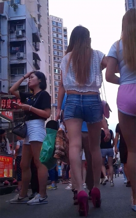 两个高挑美女买小吃