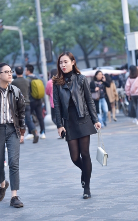 黑丝短裙皮夹克