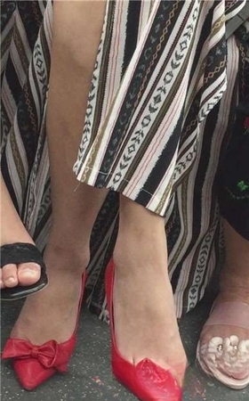 事业线超低的复古风长裙妹子，脸上的粉抹得有点多哦。