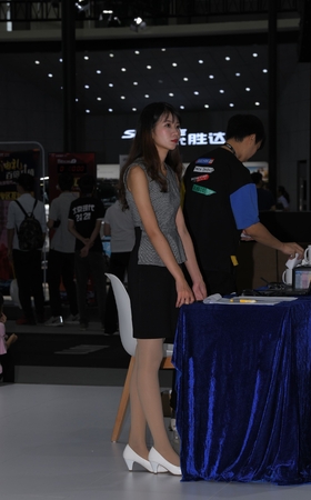 白鞋丝袜前台美女