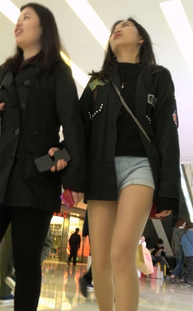 跟闺蜜逛商场的超短热裤街拍肉丝袜长腿高挑美女