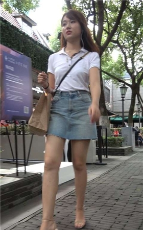 4K 漂亮的牛仔裙白衬衫美女姐姐自信满满