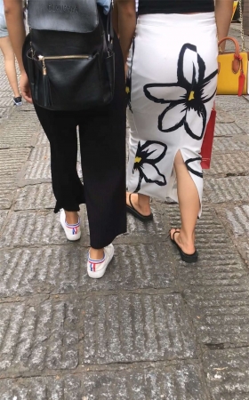 白色花裙子少妇