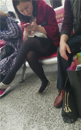 看手机的黑丝美妇