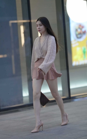 可爱的粉色短裙小姐姐 【图片➕视频】 [10P]
