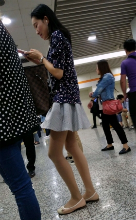 地铁站等车的肉色丝袜高挑身材连衣短裙美女