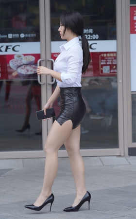 紧俏的制服皮裙女孩