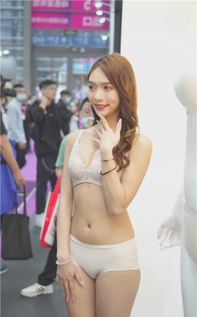 白色内衣美模