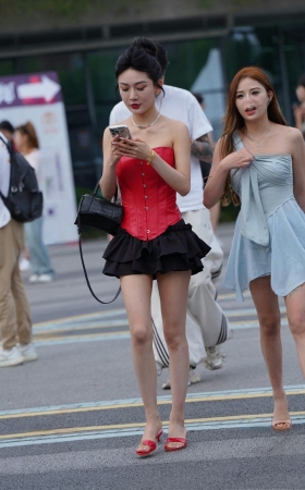 街拍红色凉高超短裙美腿 [20P]