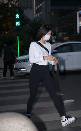 夜拍黑紧裤美女(104P)