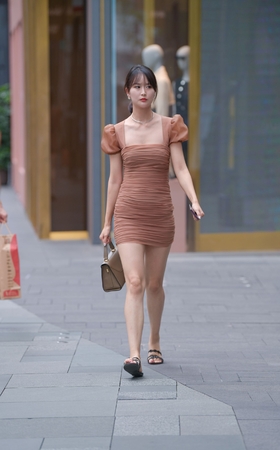 漂亮的包屯裙美女