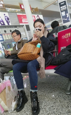 玩手机的牛仔裤妹子